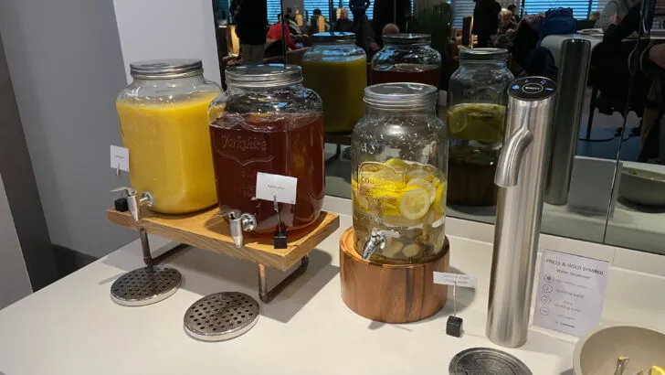 Refreshment Station at the Lufthansa Lounge, Lounge Heathrow